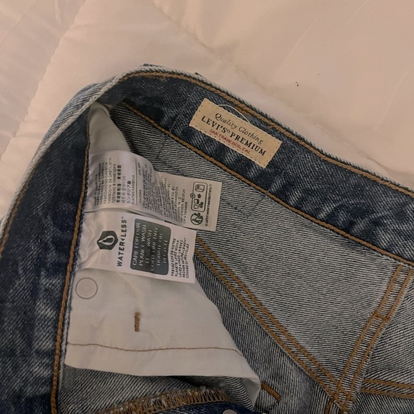 *NWOT* Levi’s 501 Distressed Cutoff Jean Shorts 🔥 - Picture 5 of 6